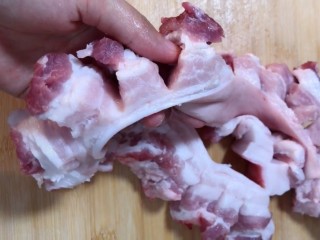 1、啤酒五花肉,准备一块带皮五花肉改花刀连着皮不要切断