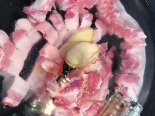 2、啤酒五花肉,冷水下锅加姜片，料酒焯出血沫