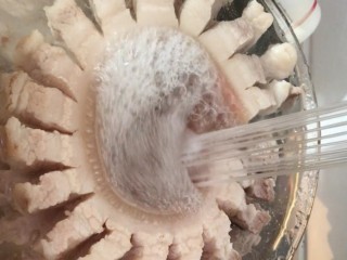 3、啤酒五花肉,捞出冲洗干净