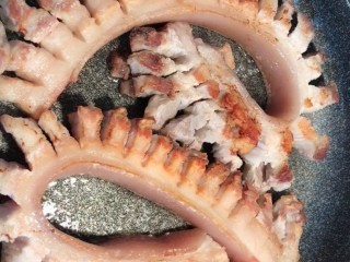 4、啤酒五花肉,平底锅不刷油放入五花肉煎至出多余油脂