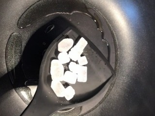 5、啤酒五花肉,起锅烧油放入冰糖