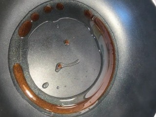 6、啤酒五花肉,小火炒至糖色