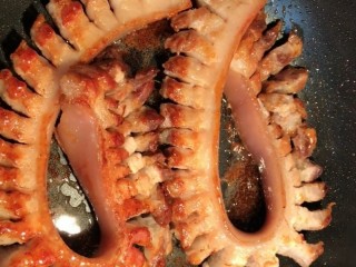 7、啤酒五花肉,下入五花肉翻炒