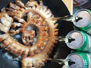8、啤酒五花肉,加入大半瓶啤酒