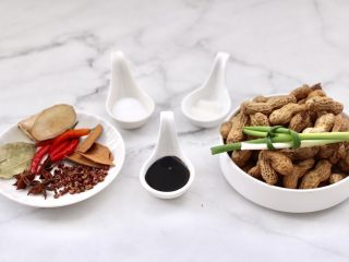 1、盐水花生,首先备齐所有的食材。