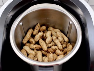 2、盐水花生,主锅中放入新鲜花生。