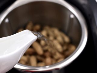 3、盐水花生,倒入1200克清水。