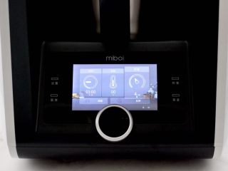 4、盐水花生,盖上锅盖和量杯，设置：1分钟/4档（反转）把花生清新干净。