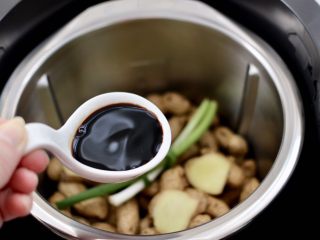 6、盐水花生,倒入生抽调味调色。