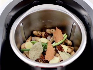 7、盐水花生,加入2片香叶和1块桂皮，2瓣八角。