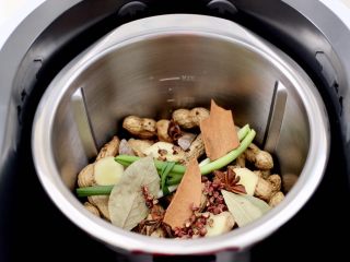 8、盐水花生,加入1勺花椒。