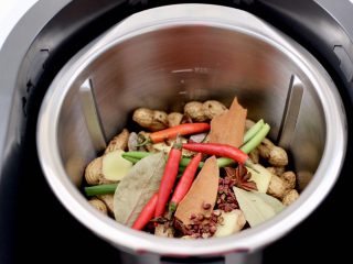 9、盐水花生,加入5个干辣椒。