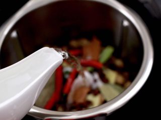 11、盐水花生,倒入剩下的1200克清水。