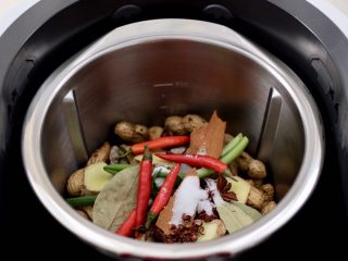 10、盐水花生,加入2勺盐和白糖。