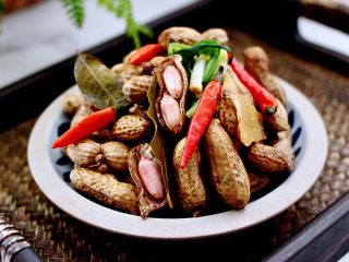 13、盐水花生,时间到，把煮熟的花生取出，放在卤汁里浸泡3小时，这样会更加入味好吃。