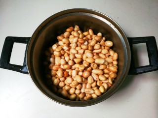 5、生抽八角花生仁,花生仁放入小锅