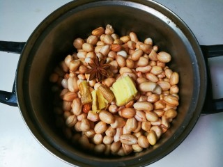 7、生抽八角花生仁,放入姜片