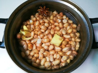 8、生抽八角花生仁,放入淹没花生仁的清水