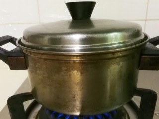 9、生抽八角花生仁,中火烧开转小火烧20分钟，喜欢吃糯一点可以增加时间