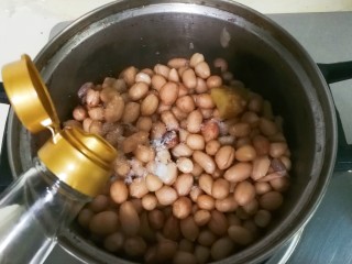 12、生抽八角花生仁,放入一勺生抽颠簸均匀，让花生仁入味，过十分钟后再吃