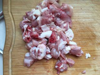 1、干煸鸡,鸡腿洗净,剁小块