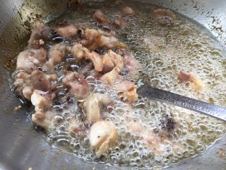2、干煸鸡,锅中放油,烧热后放鸡肉炸至鸡肉变色
