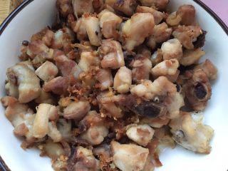 3、干煸鸡,捞出鸡肉,控油,备用