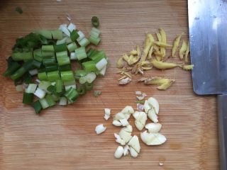 4、干煸鸡,葱姜蒜洗净切碎