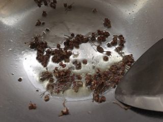 5、干煸鸡,冷锅热油放花椒,炒出香味,避出来扔掉