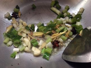 6、干煸鸡,放入葱姜蒜爆香