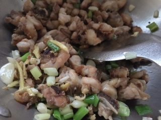 7、干煸鸡,放入鸡肉翻炒半分钟,不要炒太长时间,不然鸡肉炒老了不好吃