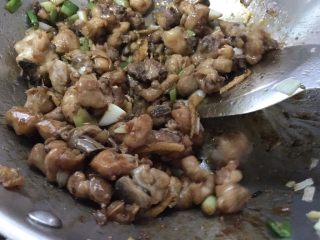 8、干煸鸡,加少许料酒,蚝油,酱油,翻炒均匀,最后出锅前放白糖