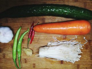 1、夏日必备的凉拌三丝,材料图