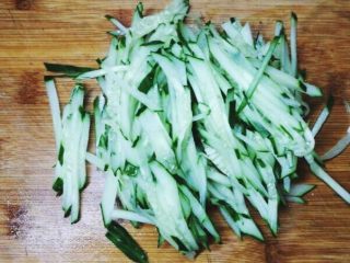3、夏日必备的凉拌三丝,黄瓜切丝（没有削皮器，只好自己切～）