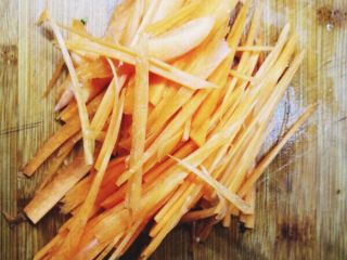 4、夏日必备的凉拌三丝,胡萝卜洗净，切丝，焯水。