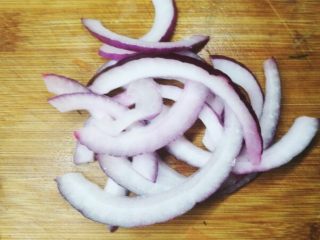 5、夏日必备的凉拌三丝,洋葱切丝。