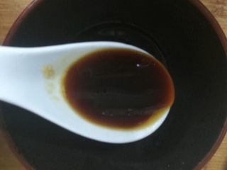 7、夏日必备的凉拌三丝,接下来调汁儿，先放1勺蚝油