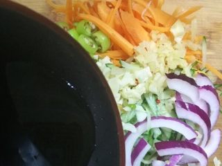 11、夏日必备的凉拌三丝,先倒入调好的酱汁