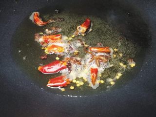 12、夏日必备的凉拌三丝,再起锅，放油，炸香一些大料，花椒，干辣椒段（炸好后丢掉花椒大料）