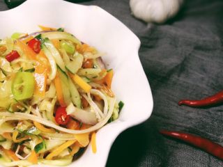 15、夏日必备的凉拌三丝,有现场辣椒油的可以直接撒辣椒油，不用做步骤12。最后上面撒些芝麻会很好吃，我是吃了一半才想起来，所以，没拍。