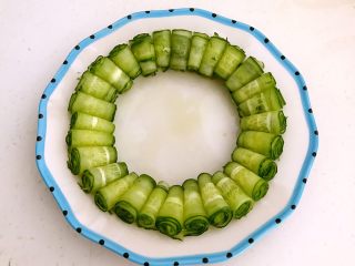 4、减肥菜品  老醋蛰头,把卷好的瓜卷码在盘里