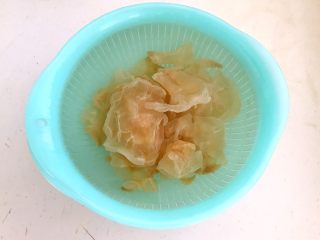 5、减肥菜品  老醋蛰头,蛰头用冷水浸泡2个小时，中间换水4次，去除多余的盐分