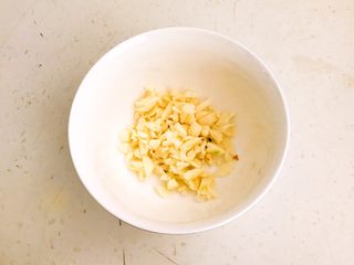 8、减肥菜品  老醋蛰头,把蒜瓣切成蒜末