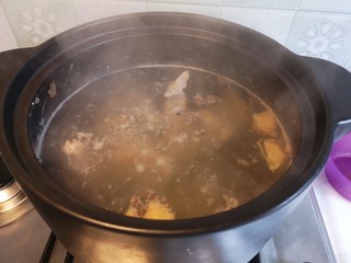 5、脊骨玉米汤,再撒入花椒粒儿。