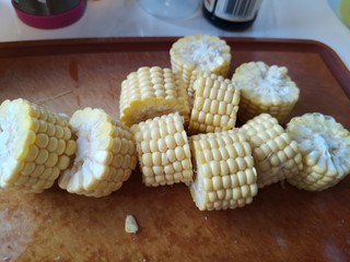 8、脊骨玉米汤,切成小段儿。