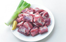 1、糖醋小排,准备材料。