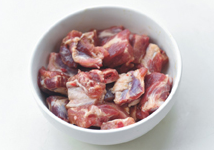 2、糖醋小排,排骨放入大碗中，加料酒、生抽拌匀，腌15分钟。