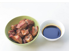 5、糖醋小排,将醋、生抽、老抽、糖混合，搅匀成调味汁备用。