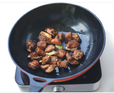 6、糖醋小排,锅里倒少许油，放入姜丝和葱段炒出香味后放入排骨炒匀。