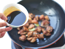 7、糖醋小排,倒入调好的味汁，加入能没过排骨的开水。